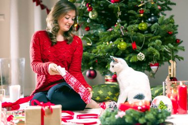 Kadın Paketleme ve Dekorasyon Noel Hediyesi