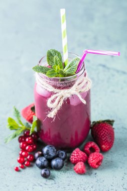 Mutfak tahtası taze malzemelerle sağlıklı smoothies.