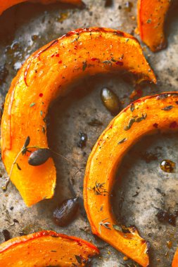 Fırında kabak kekik ve bal ile dilim. Gurmeler için sağlıklı tatlı. Seçici odak