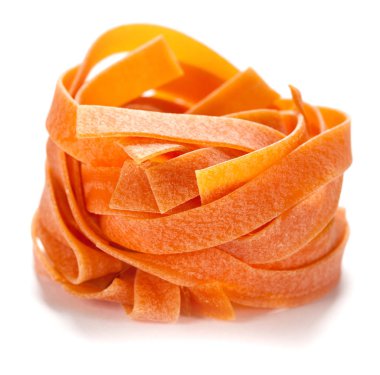 Taze fesleğen ve domates rustik masada tagliatelle makarna