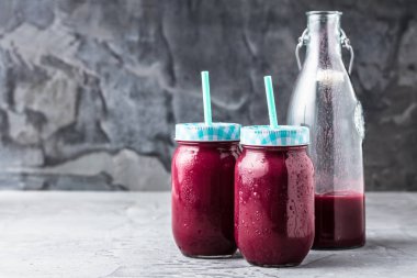 Mutfak tahtası taze malzemelerle sağlıklı smoothies.