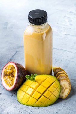 Mutfak tahtası taze malzemelerle sağlıklı smoothies.