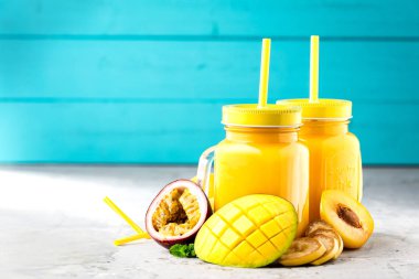 Mutfak tahtası taze malzemelerle sağlıklı smoothies.