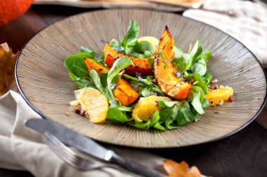 Fırında kabak kekik ve bal ile dilim. Gurmeler için sağlıklı tatlı. Seçici odak