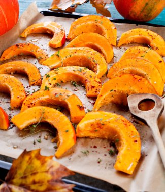 Fırında kabak kekik ve bal ile dilim. Gurmeler için sağlıklı tatlı. Seçici odak