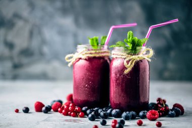 Mutfak tahtası taze malzemelerle sağlıklı smoothies.