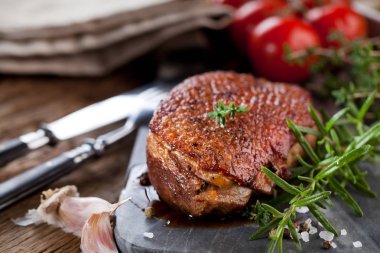 Ördek göğsü filetosu, kapat.