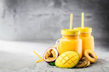 Mutfak tahtası taze malzemelerle sağlıklı smoothies.