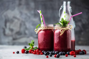 Mutfak tahtası taze malzemelerle sağlıklı smoothies.