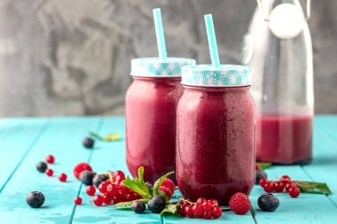 Mutfak tahtası taze malzemelerle sağlıklı smoothies.