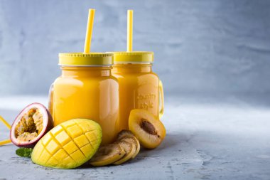 Mutfak tahtası taze malzemelerle sağlıklı smoothies.