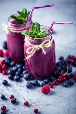 Mutfak tahtası taze malzemelerle sağlıklı smoothies.