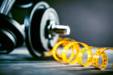 Fitness dambıl, ağırlık ekipmanları, seçici odak, fitness kulübü,
