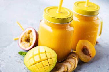 Mutfak tahtası taze malzemelerle sağlıklı smoothies.