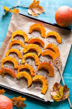 Fırında kabak kekik ve bal ile dilim. Gurmeler için sağlıklı tatlı. Seçici odak