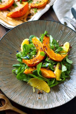 Fırında kabak kekik ve bal ile dilim. Gurmeler için sağlıklı tatlı. Seçici odak