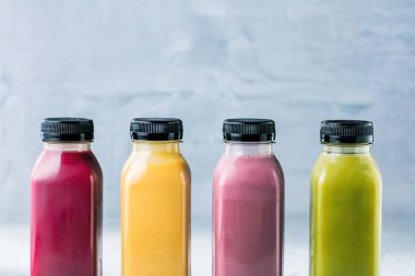 Mutfak tahtası taze malzemelerle sağlıklı smoothies.