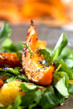 Fırında kabak kekik ve bal ile dilim. Gurmeler için sağlıklı tatlı. Seçici odak