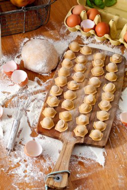 Ev yapımı Ravioli. Taze hamur ve rustik tabloya geleneksel mantı.