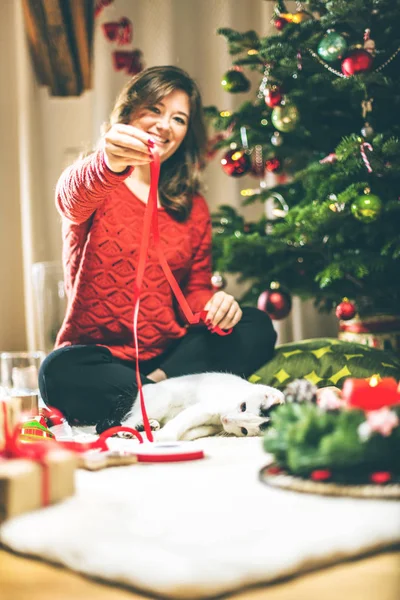 女性のラッピングとクリスマスプレゼントを飾る — ストック写真