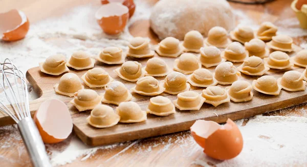 Ravioli Hausgemacht Frischer Teig Und Ravioli Traditionell Auf Den Rustikalen — Stockfoto