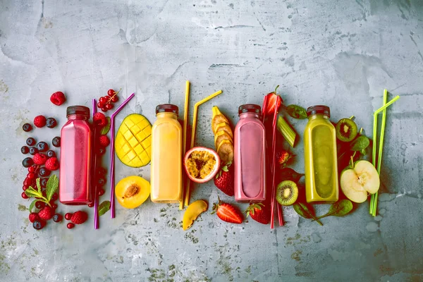 Smoothies Sains Avec Des Ingrédients Frais Sur Une Planche Cuisine — Photo