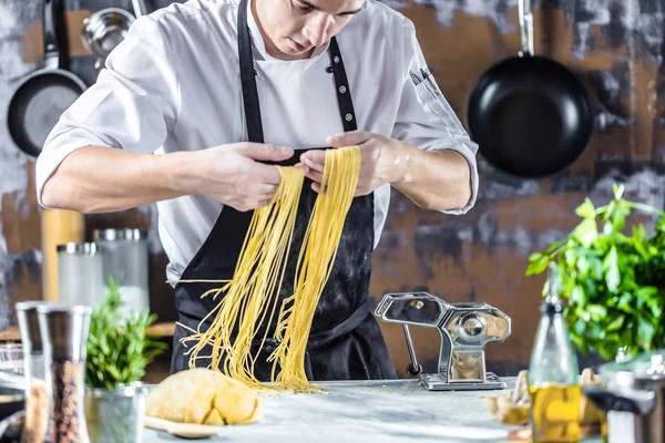 Chef Haciendo Fideos Espagueti Con Máquina Pasta Mesa Cocina Con — Foto de Stock