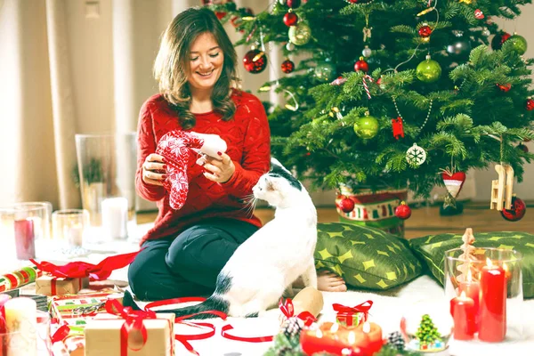 Femme Emballage Décoration Cadeau Noël — Photo