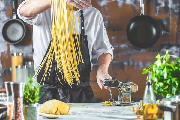 Chef Kok Spaghetti Noedels Met Pastamachine Keukentafel Met Sommige Ingrediënten — Stockfoto