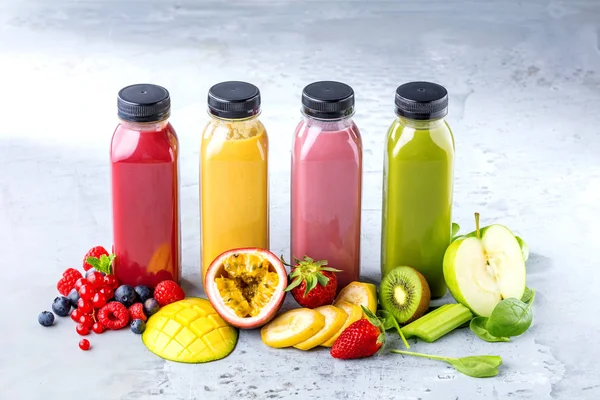 Gezonde Smoothies Met Verse Ingrediënten Een Bord Van Keuken — Stockfoto