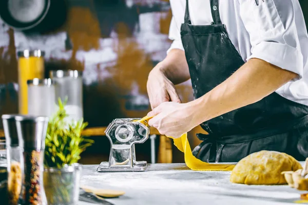 Chef Fazendo Macarrão Espaguete Com Máquina Massas Mesa Cozinha Com — Fotografia de Stock