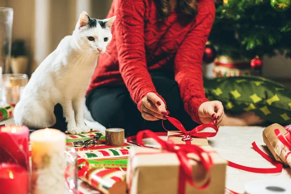 女性のラッピングとクリスマスプレゼントを飾る — ストック写真