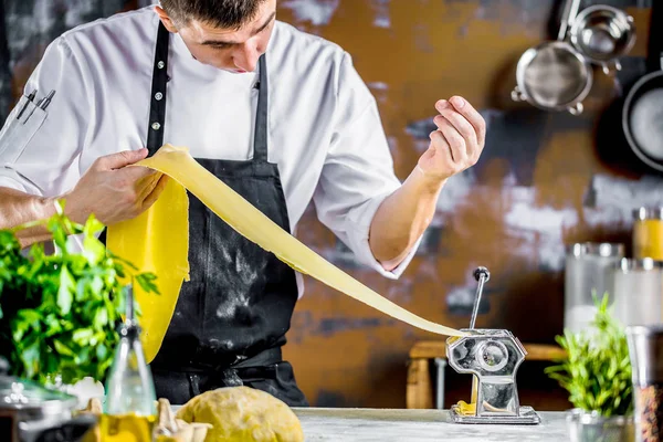 Chef Fazendo Macarrão Espaguete Com Máquina Massas Mesa Cozinha Com — Fotografia de Stock