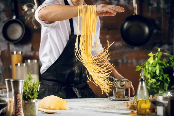 Chef Haciendo Fideos Espagueti Con Máquina Pasta Mesa Cocina Con — Foto de Stock