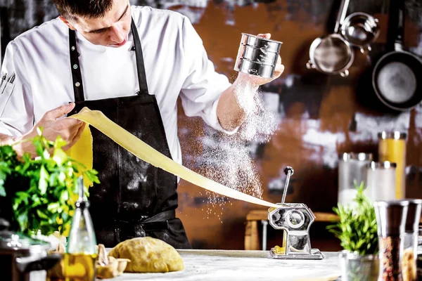 Chef Fazendo Macarrão Espaguete Com Máquina Massas Mesa Cozinha Com — Fotografia de Stock