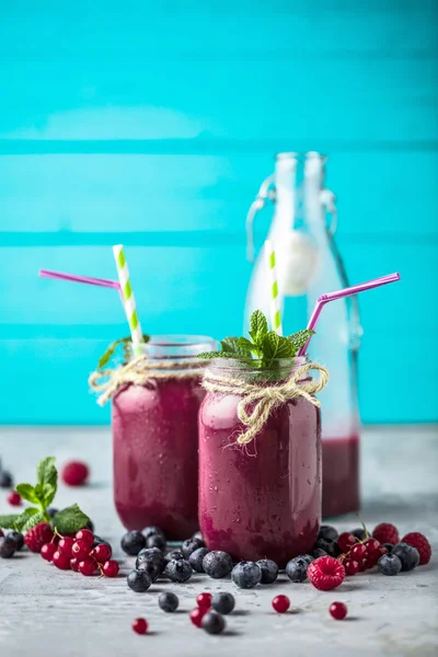 Mutfak tahtası taze malzemelerle sağlıklı smoothies.