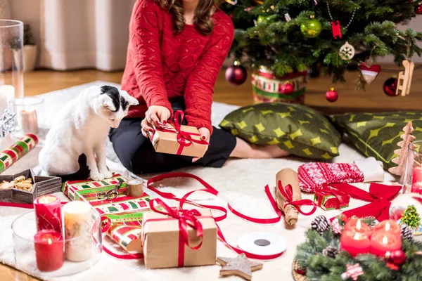 女性のラッピングとクリスマスプレゼントを飾る — ストック写真