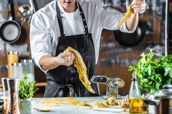 Chef Fazendo Macarrão Espaguete Com Máquina Massas Mesa Cozinha Com — Fotografia de Stock