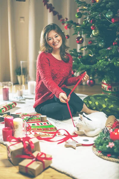 Femme Emballage Décoration Cadeau Noël — Photo