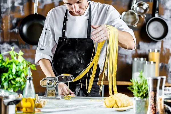 Chef Haciendo Fideos Espagueti Con Máquina Pasta Mesa Cocina Con — Foto de Stock