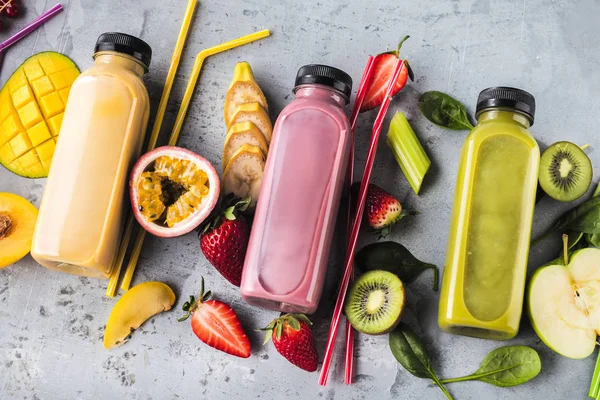 Gezonde Smoothies Met Verse Ingrediënten Een Bord Van Keuken — Stockfoto