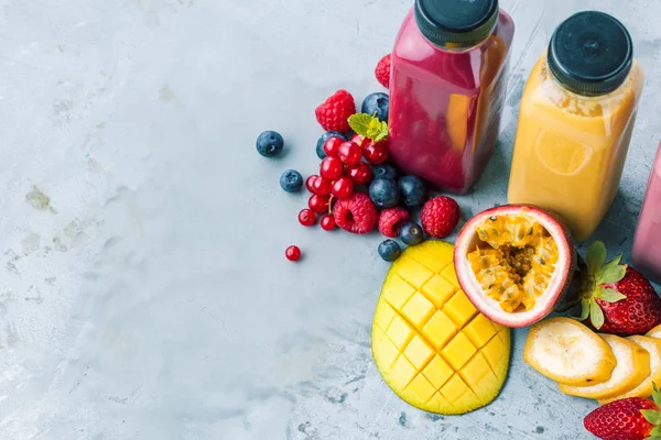 Gezonde Smoothies Met Verse Ingrediënten Een Bord Van Keuken — Stockfoto