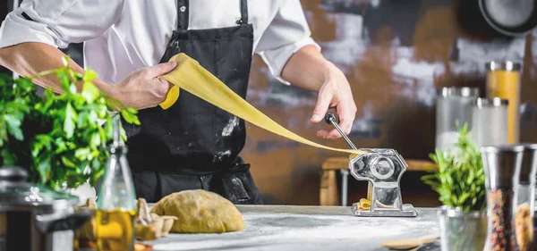 Chef Fazendo Macarrão Espaguete Com Máquina Massas Mesa Cozinha Com — Fotografia de Stock