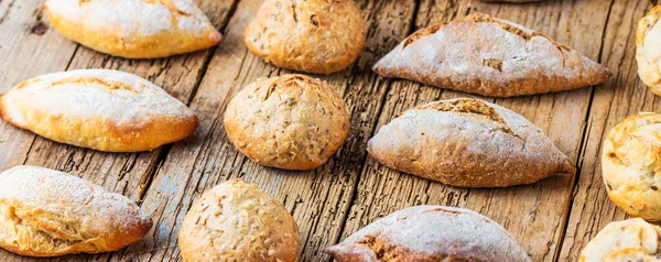 Verschiedene Arten Von Frischem Brot Auf Einem Holztisch Vereinzelte Brotauswahl — Stockfoto