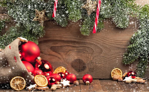 Świąteczne Świąteczne Dekoracje Nad Drewniana Tablica Tło — Zdjęcie stockowe