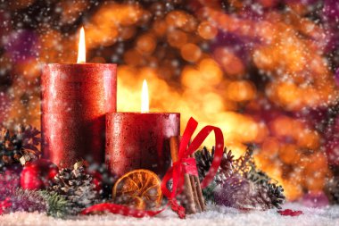 Noel mumları ve ışıklar. Noel arkaplanı.