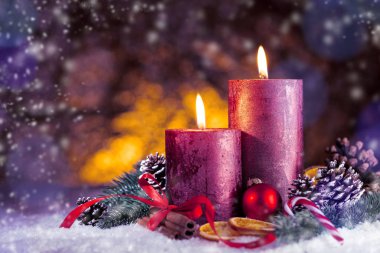 Noel mumları ve ışıklar. Noel arkaplanı.