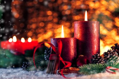 Noel mumları ve ışıklar. Noel arkaplanı.