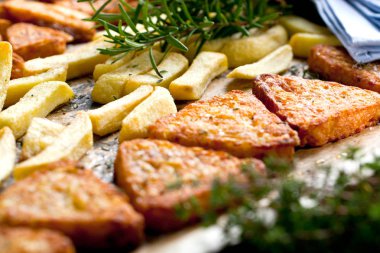 Ev yapımı geleneksel İspanyol kroket veya croquetas plaka üzerinde