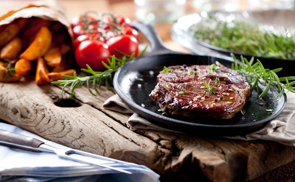 Mittelseltenes Roastbeef Mit Kartoffeln Auf Schwarzem Steinhintergrund Draufsicht Flache Lage — Stockfoto